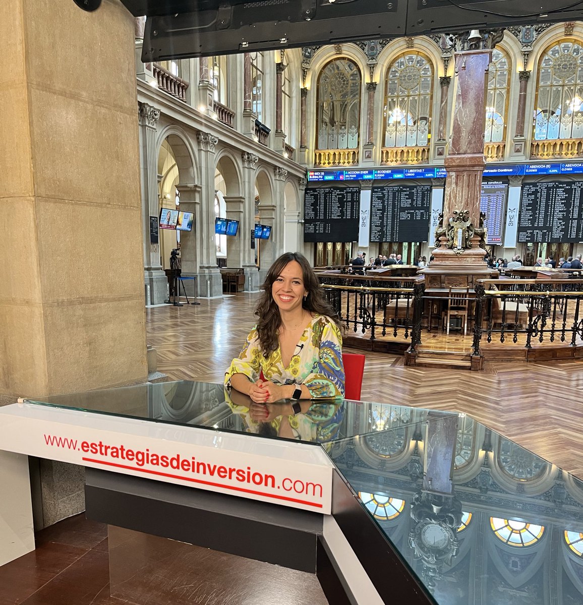 Esthercy's tweet photo. Hoy ha tocado visita a la Bolsa de Madrid con la responsable del área de inversiones de @tax_down, @RayacesMartaTD. 
¡Muchas gracias @EstrategiasTv por contar con nosotros!
Deseando que podáis ver la entrevista completa 🤩 https://t.co/B4sJkgZ3RQ