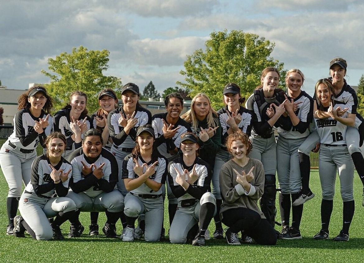 Wow! Three Rivers League Champions - congratulations to our Girls Softball Team 🎉🥎🐯🖤💚 ⁦@TigardSoftball⁩