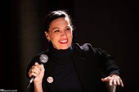 I corpi politici di Ilenia Caleo su letteratemagazine.it/2022/05/18/i-c…
Una cartografia femminista che ricolloca la sessualità, il desiderio ri-connettendola alle arti performative che mettono al mondo altre ...