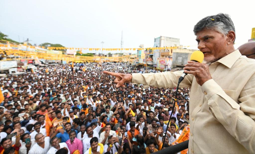 Former chief Minister @ncbn got a massive welcome at #Kadapa where the @YSRCParty Clean sweep all ten assembly constituencies in #2019elections 
#TDP 
#YSRCP 
#AndhraPradesh 
#NCBN