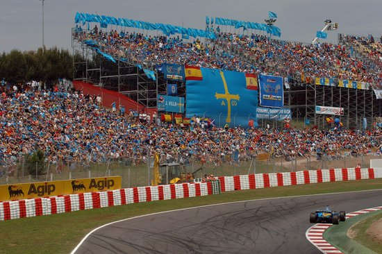 Nanosecso's tweet photo. - Montmeló lleno
- Coche Azul y Amarillo
- Pole Position el Sábado
- Exhibición y pajaritos el Domingo

Este tío va a repetir 2006 paso a paso https://t.co/CfGUEG6XYh