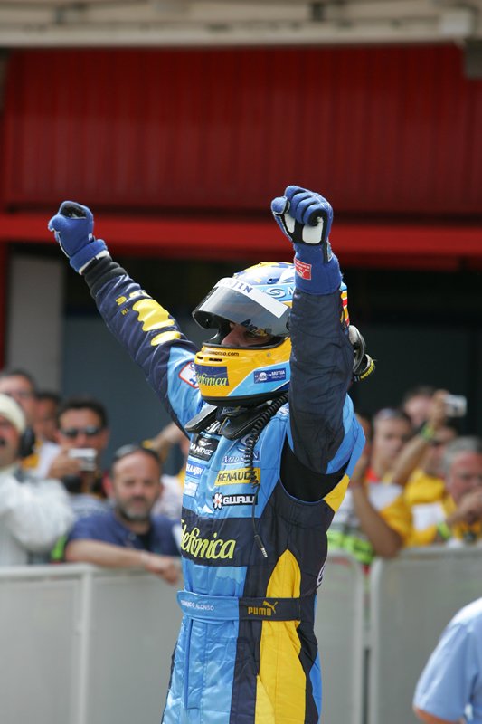 Nanosecso's tweet photo. - Montmeló lleno
- Coche Azul y Amarillo
- Pole Position el Sábado
- Exhibición y pajaritos el Domingo

Este tío va a repetir 2006 paso a paso https://t.co/CfGUEG6XYh
