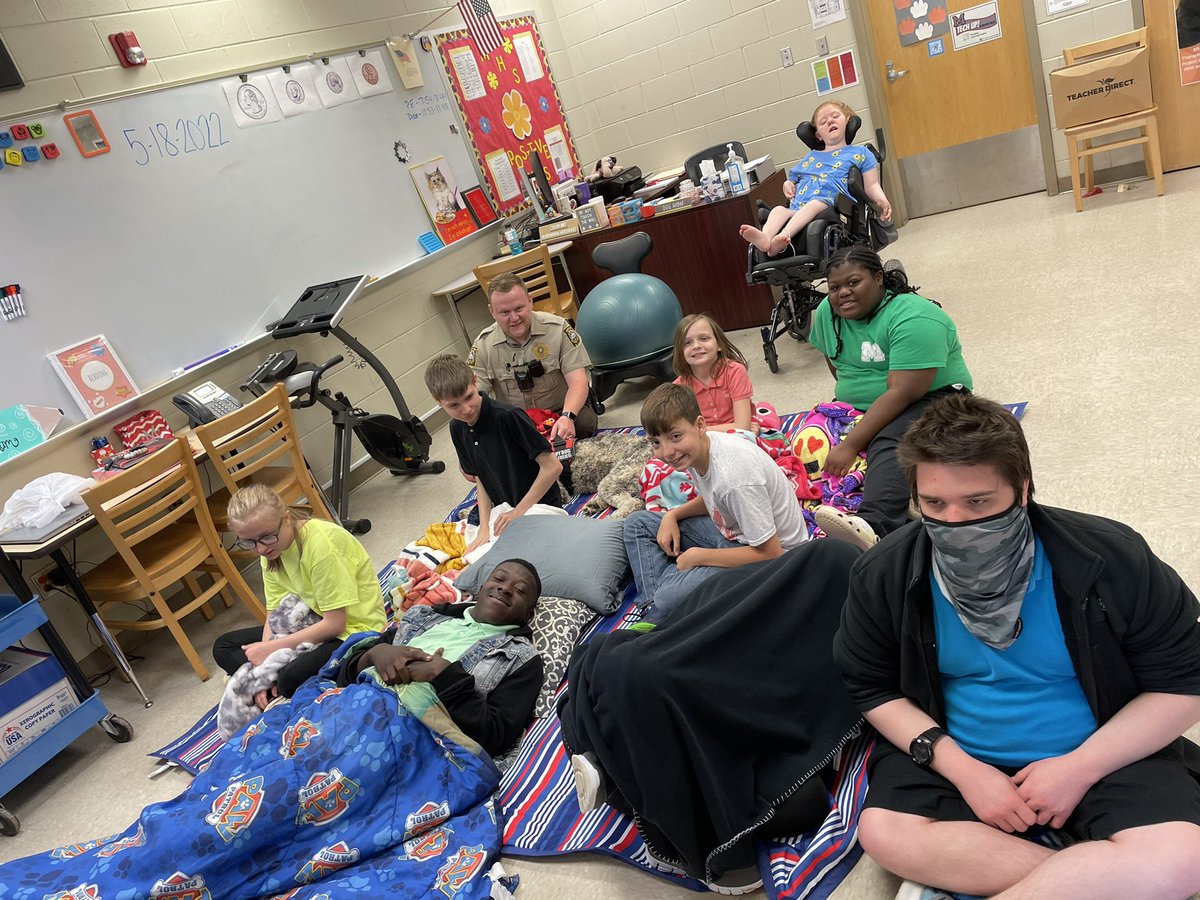 Movie time with Scout! ❤️🍿 <a href="/MunfordHigh/">Munford High School</a> <a href="/MunfordScout/">Scout the Therapy Dog</a>