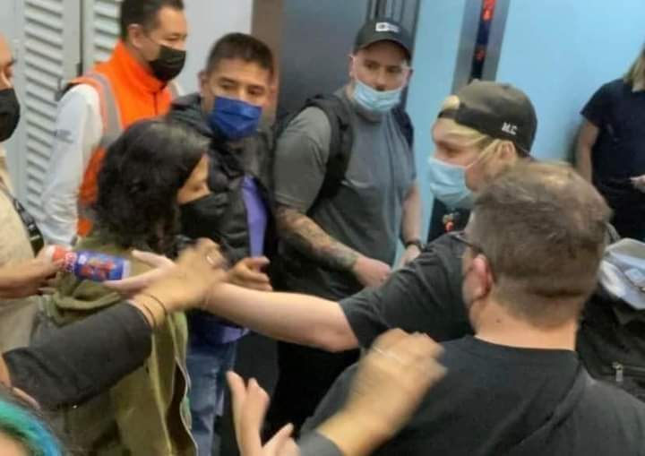 5SOSUpdES's tweet image. ◜📢◞ #INFOSOS — Aparentemente a Michael le dieron un @danuptv de la edición especial que sacaron de #5SecondsofSummer, México Mágico una vez más. 🤣❤️

#TakeMyHandWorldTour 
#TakeMyHandMexicoCity