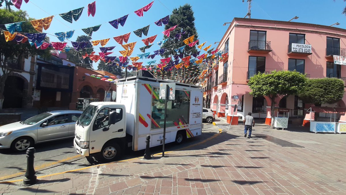 MexiquenseR's tweet photo. Celebra nuestros #39AñosAlAire📻 en la #LaSinfonola💿 que se transmite completamente en vivo desde las calles de Metepec, donde tenemos muchas sorpresas para ti.
#39MexiquenseR📻
#ConéctateConLaRadio 🎸 https://t.co/6W3VhieWol