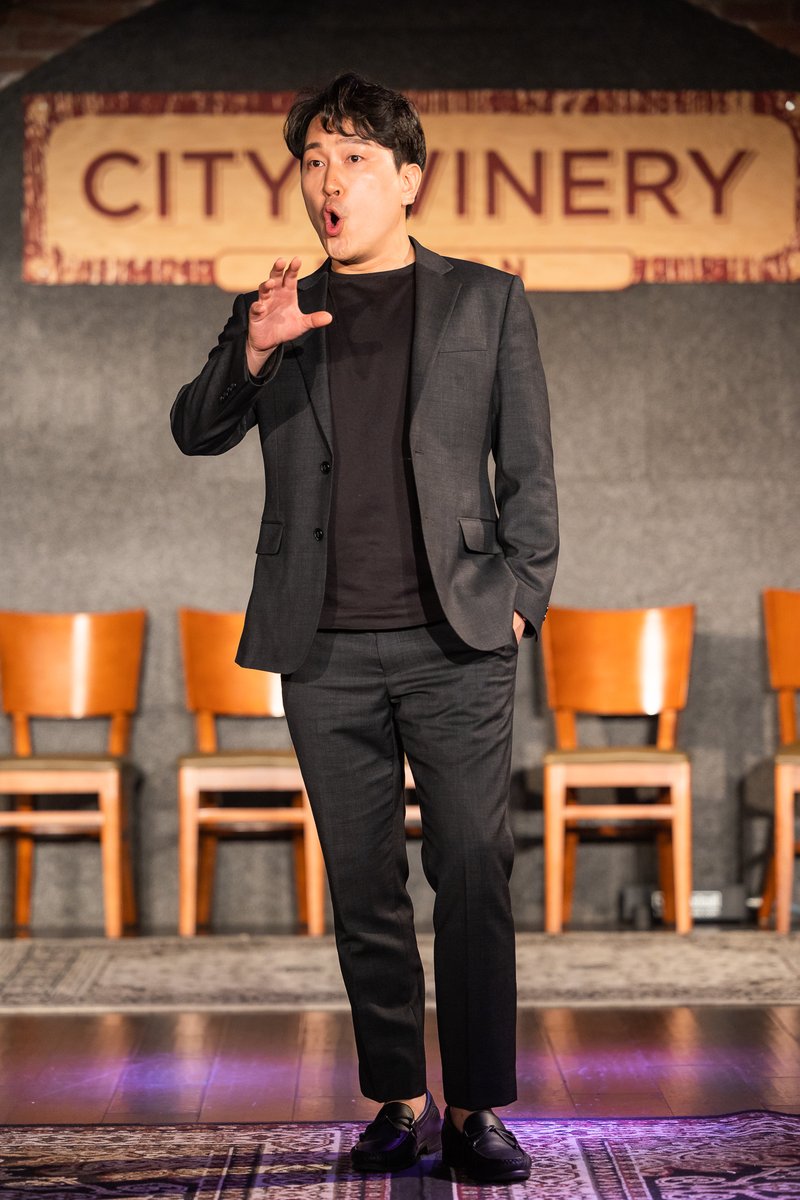 It's AAPI heritage month and what better way to celebrate than to commend Junhan Choi, who KILLED as Mercutio, (no pun intended), in The Mirror Cabaret earlier this month? This Boston baritone can SING!

#citywinery #nilescottstudios #romeoetjuliette #aapiheritagemonth #aapi