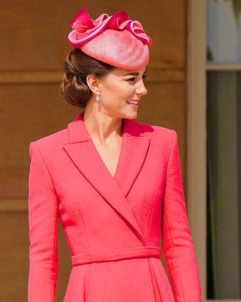 duchesskatefan_'s tweet photo. Love this pic from Kate today. Don't you think she is stunning??

#duchessofcambridge #duchesskate #katemiddleton #katestyle https://t.co/19MmYA8BEt