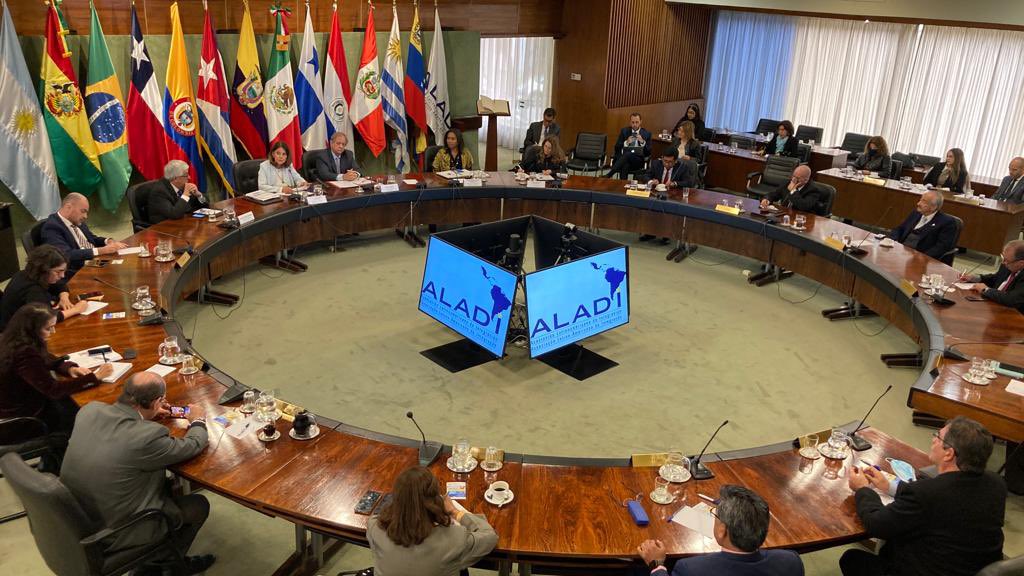 En #Montevideo, manifesté ante la <a href="/ALADI_SG/">ALADI</a>, que somos una región destinada a ser uno de los polos de crecimiento más dinámicos del mundo, por nuestra biodiversidad, la invaluable riqueza natural, el talento humano y la privilegiada posición geográfica, con costas en dos océanos.