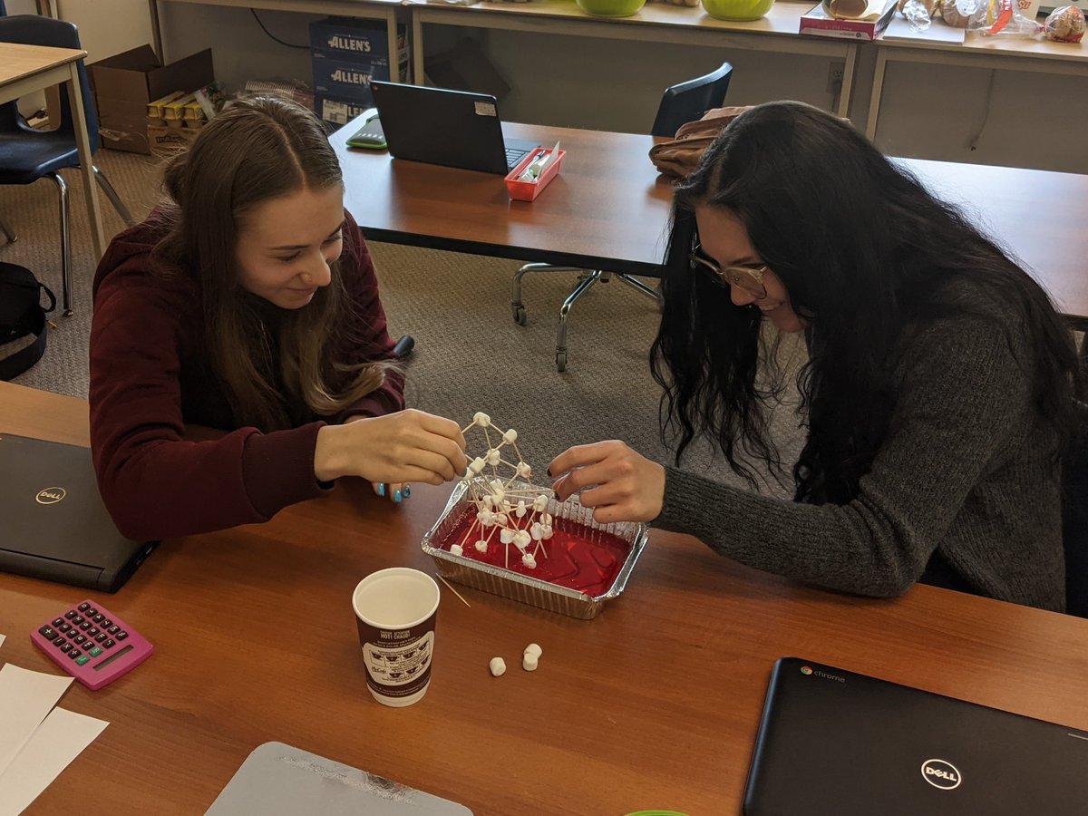 Collaborating on the Earthquake Building challenge at <a href="/OrilliaLearning/">OrilliaLearningCentr</a> No need to say “Keep it up” <a href="/LL_MSmith/">LL Millard-Smith</a>