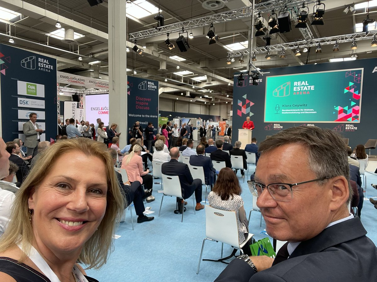 gdw_esser's tweet photo. #REA22 Resumee Tag 1: voll, heiß, kaputte Füße… Messe eben!😂 Aber: viel Networking, junges Publikum, tolle Lösungen zum anfassen, auch auf dem #HausderZukunft des @GdWWohnen und hochrangiger Besuch von @klara_geywitz 🤩 Danke! https://t.co/pfwn7rehTL