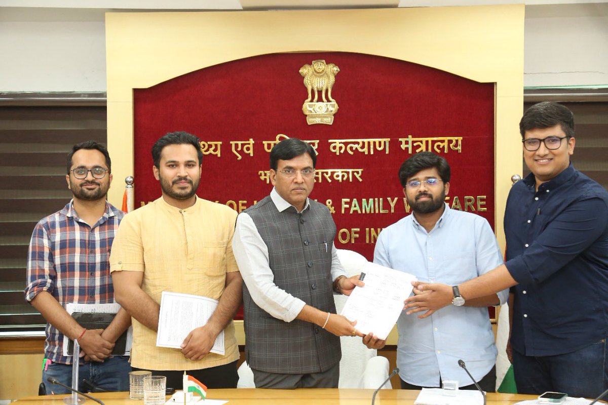 SidharthYadavIN's tweet photo. Today ABVP delegation that met the Union Health Minister Dr @mansukhmandviya and other senior officials. Discussion on 6 important points was held putting forth student concerns for #NEETPG2022. 

@ABVPVoice is committed to bring relief to students. https://t.co/YGRJxcjwh2