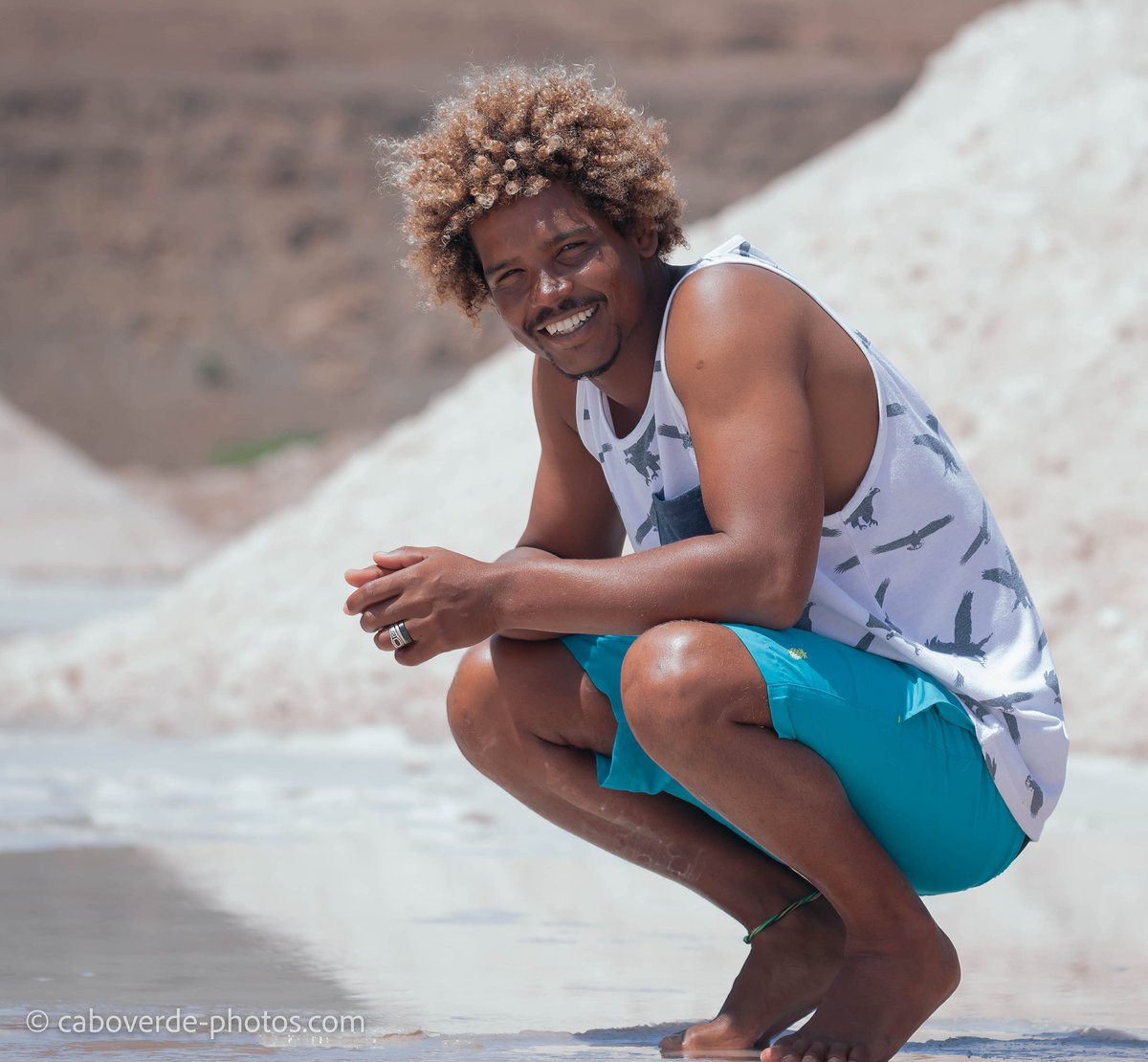PhotosCabo's tweet photo. " Friends with infectious smiles"

That the Richest wealth is Wisdom, 
The strongest weapon is patience.
That the best security is Faith.
The greatest Tonic is Laughter,
 surprisingly these are all Free.
 #caboverde #capeverde #ilhadosal #portrait #photography #smile #travel https://t.co/UGGNAmlcZi