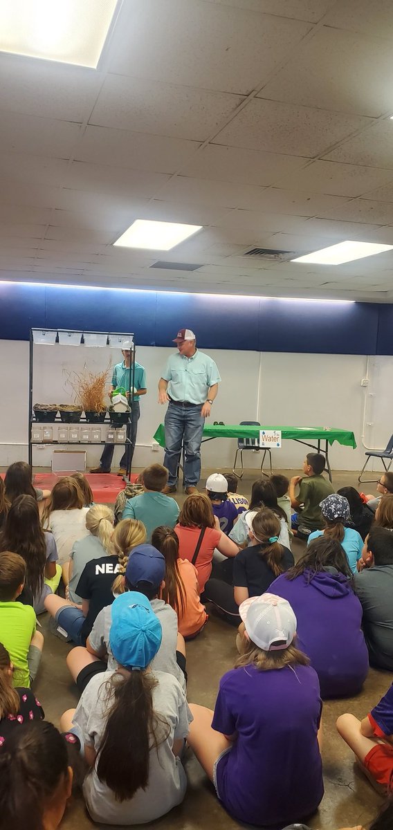 SandraPierceKKM's tweet photo. What does EVERYTHING need besides air? WATER!!!!! The water cycle is an awesome way of life. Unfortunately run off is too!!!! Run off causes erosion! Youth are learning how to use our water more efficiently! https://t.co/4dca8QD2ty