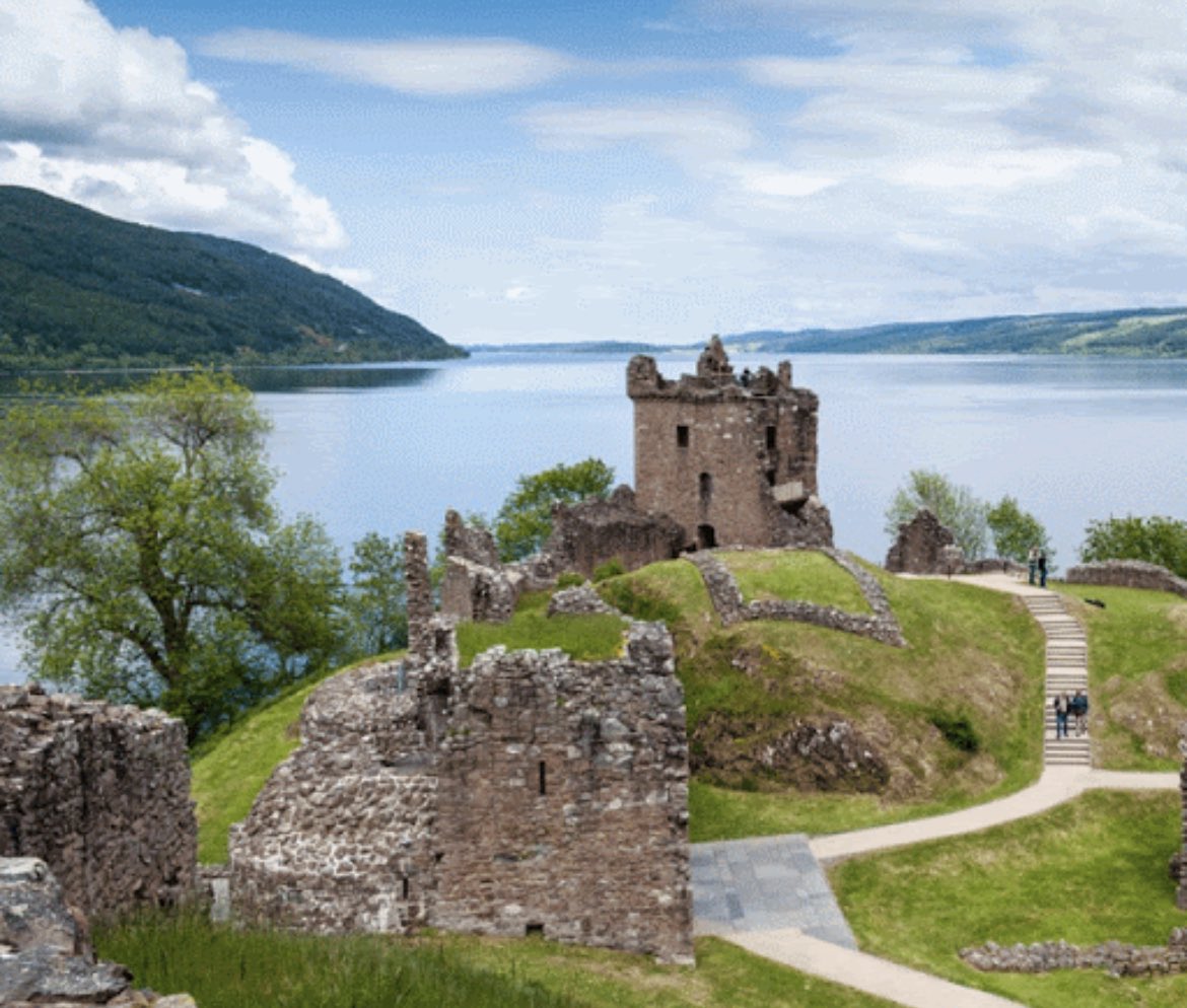 Alealejandro666's tweet photo. Lago Ness, Escocia   //  Lago Norrea, Medellín https://t.co/Favoqwbbcr