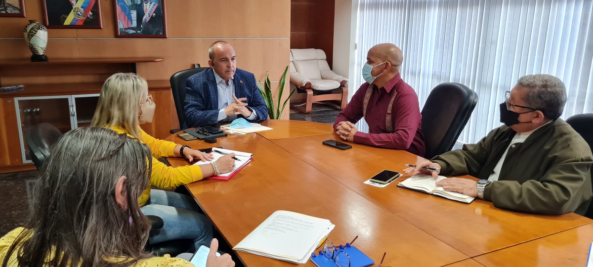 torrealbaf's tweet photo. Junto a las Viceministras, Viceministros, Director@s y presidentes de los entes adscritos pertenecientes al @MinTrabajoVE, llevamos a cabo una reunión para establecer nuevos lineamientos y cumplir con las instrucciones dadas por el Pdte. @NicolasMaduro. 

#VenezuelaTierraFértil https://t.co/Id1sIuJxJk
