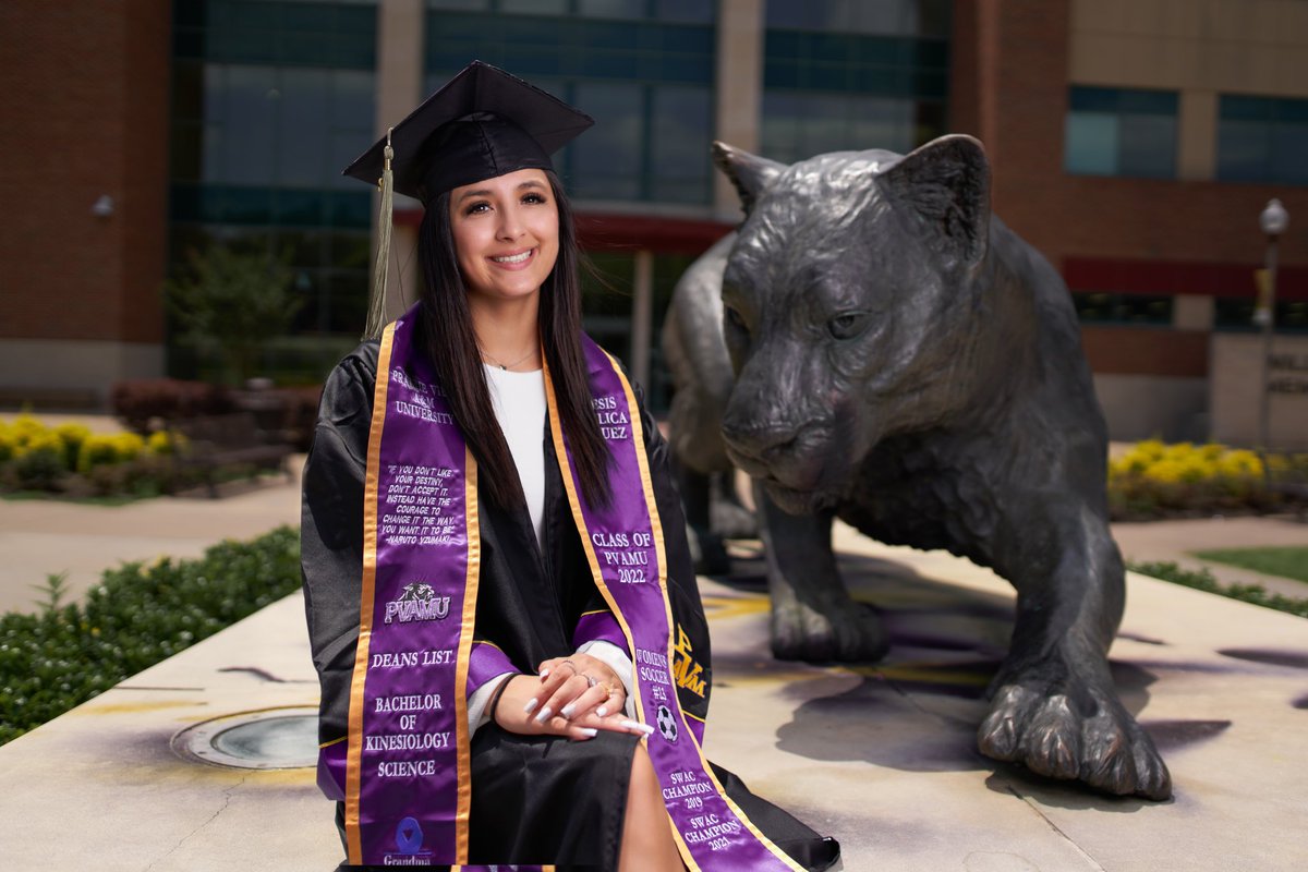 VasquezJenesis's tweet photo. grad szn https://t.co/b6UV9NQ9Mr