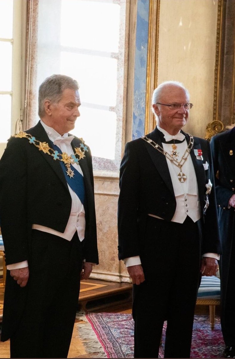 VSjodahl's tweet photo. Finlands President med svenska serafimerorden och HM Konungen med finlands vita ros orden. https://t.co/zENOWoaXO6