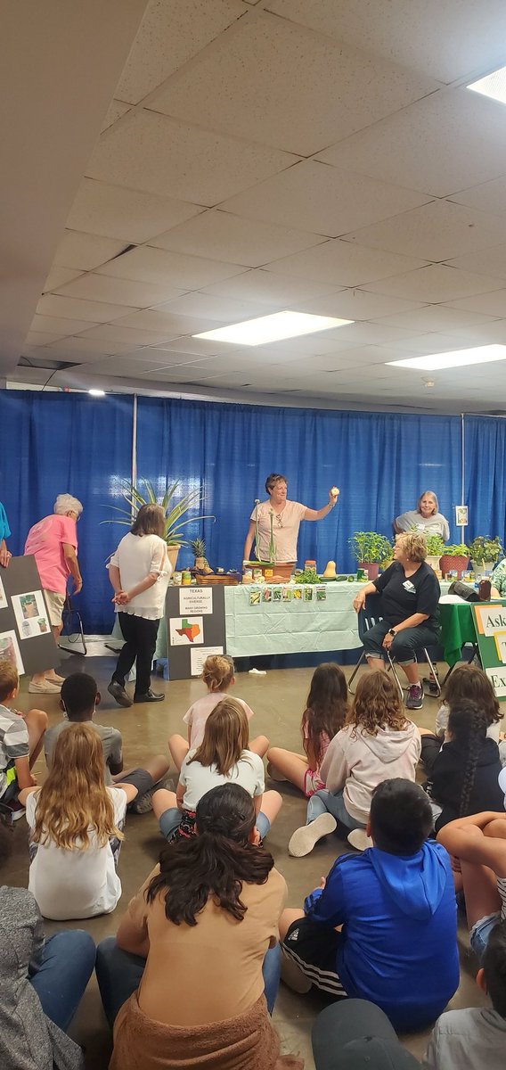 SandraPierceKKM's tweet photo. Vegetables! Texas AgriLife Master Gardeners are awesome across the state teaching nutrition! https://t.co/153ThBVVEC