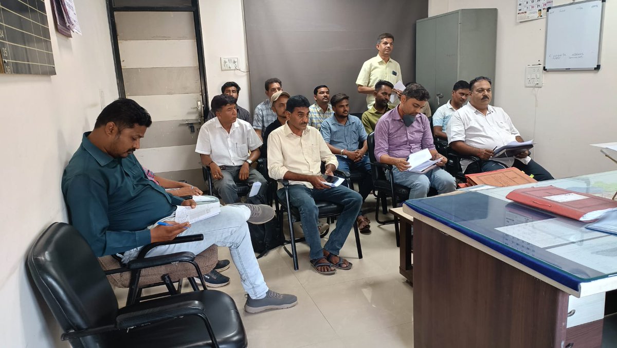 આજ તા.૧૮/૦૫/૨૦૨૨ના રોજ પ્રધાનમંત્રી ઉજ્જવલા યોજના (PMUY 2.0)ની સમીક્ષા બેઠક રાખવામાં આવેલ, જેમાં જિલ્લા નોડલ અધિકારીશ્રી તેમજ તમામ ગેસ એજન્સીના પ્રોપરાઈટરશ્રી હાજર રહેલ હતા. બેઠકમાં પ્રધાનમંત્રી ઉજ્જવલા યોજનાનો ૧૦૦ દિવસ લક્ષ્યાંકમાં ૧૦૦% ટાર્ગેટ પૂર્ણ કરવા સૂચના આપી.<a href="/collectorcu/">Collector Chhotaudepur</a>