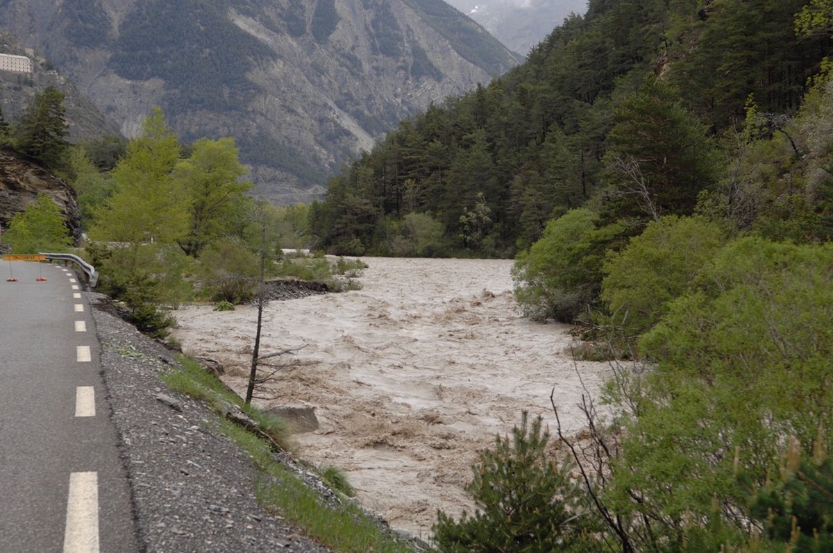 ccvusp's tweet photo. 🔴 Risques de crues torrentielles en cours.

En raison des fortes précipitations en cours évitez de vous déplacer à proximité des cours d'eau, il est conseillé de ne pas se déplacer hors de chez vous.

Inscrivez-vous sur Télé Alerte Ubaye 👉 https://t.co/CG08pa7rDu 

#CCVUSP https://t.co/rXbiZXFz4a