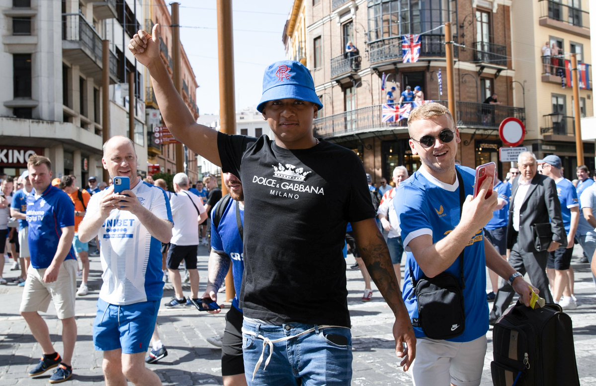 What a man 😂

Alfredo Morelos is mixing it up with the Rangers faithful on the streets of Sevilla! 

📸 Craig Williamson / SNS Group