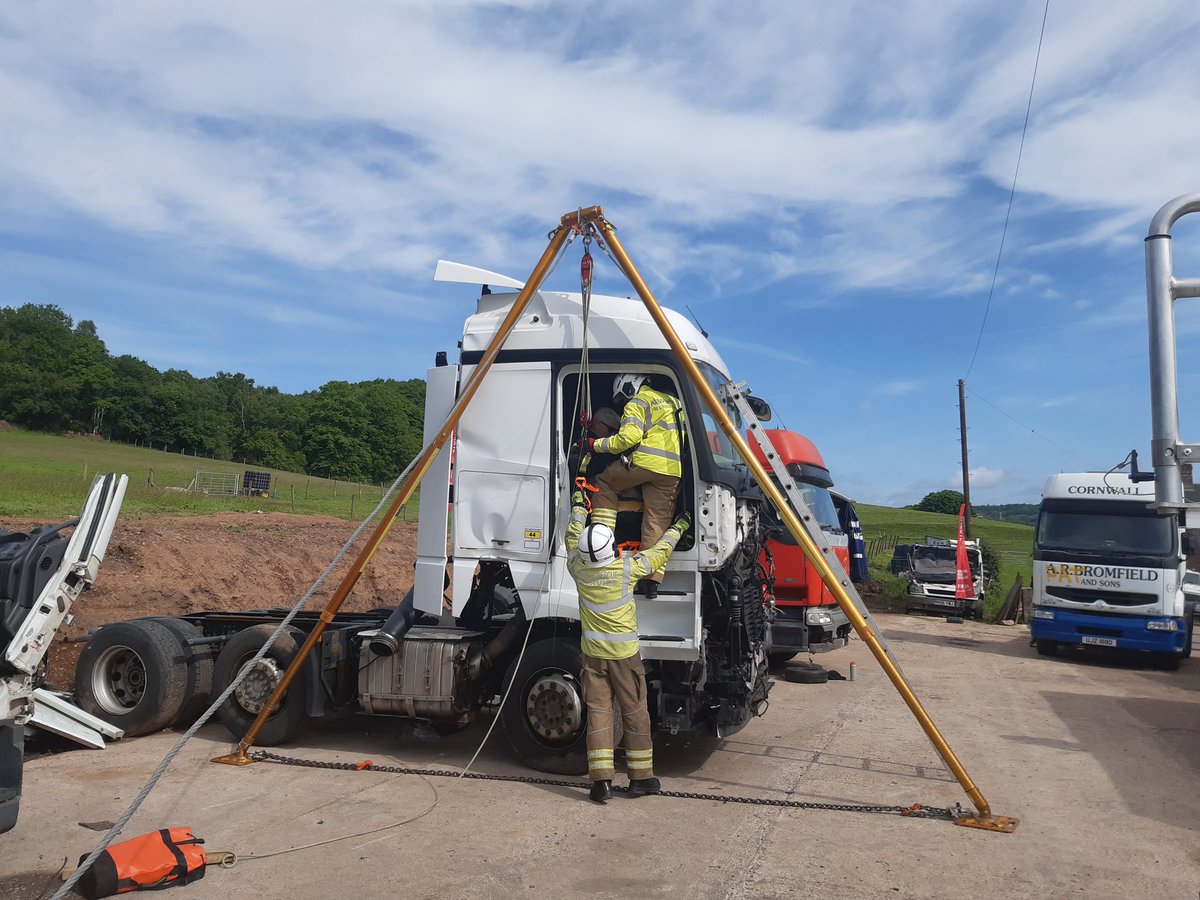 HIWFRS_LandD's tweet photo. Another fantastic day of #HeavyRescue with @IRRTCrescue. Today covered use of a Bipod and #SpaceCreation on HGV #TractorUnits #AlwaysLearning #LotsToTakeHome https://t.co/vxACvdbNzd