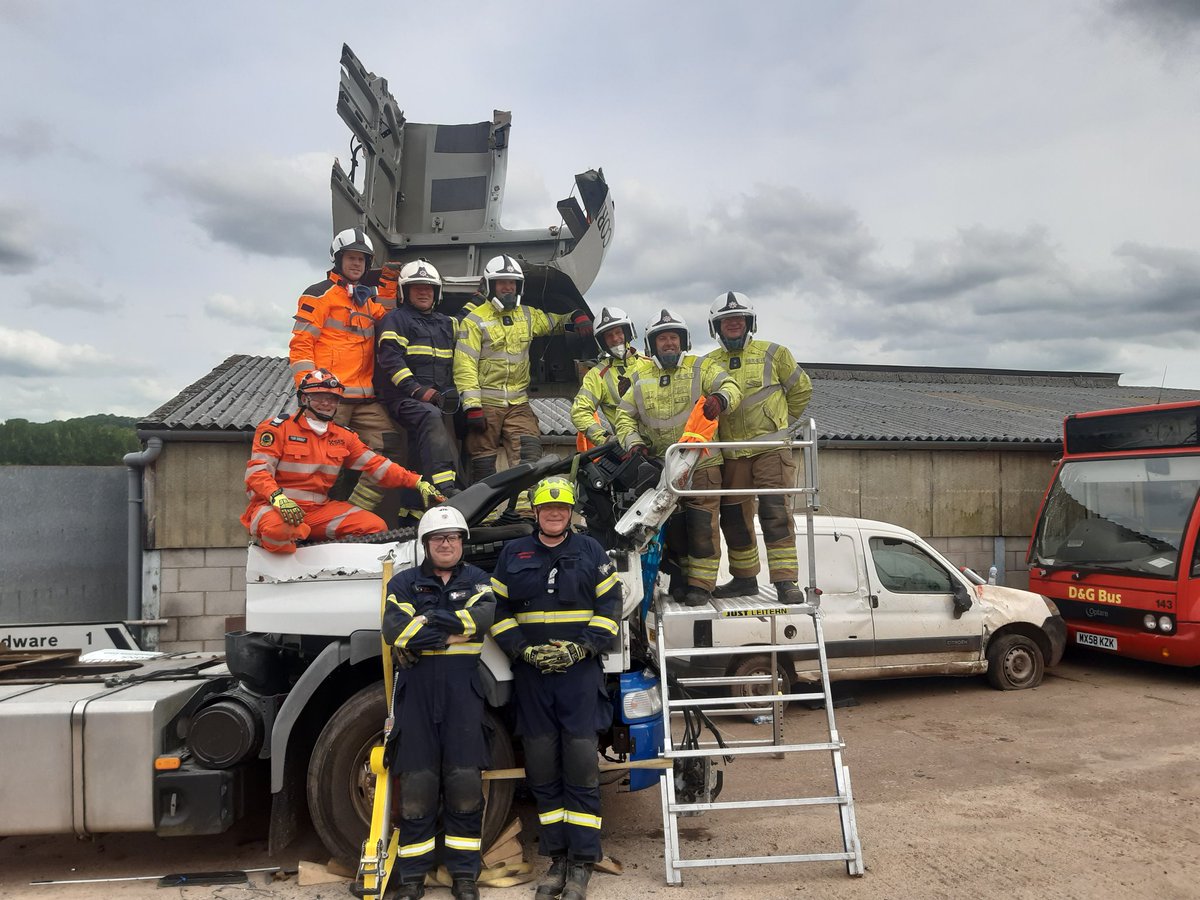 HIWFRS_LandD's tweet photo. Another fantastic day of #HeavyRescue with @IRRTCrescue. Today covered use of a Bipod and #SpaceCreation on HGV #TractorUnits #AlwaysLearning #LotsToTakeHome https://t.co/vxACvdbNzd