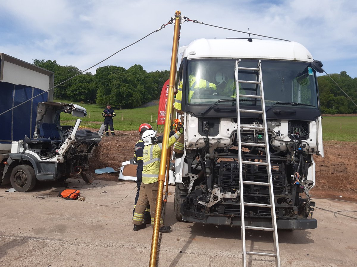 HIWFRS_LandD's tweet photo. Another fantastic day of #HeavyRescue with @IRRTCrescue. Today covered use of a Bipod and #SpaceCreation on HGV #TractorUnits #AlwaysLearning #LotsToTakeHome https://t.co/vxACvdbNzd