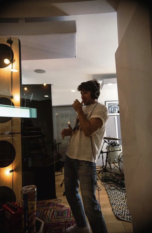 _sushirry's tweet photo. he’s doing the adore you shimmy #real #narry #narryisreal https://t.co/Aj6aPLHtXb