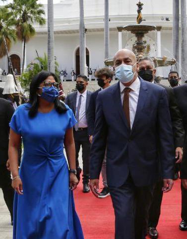 La dignidad y la ternura en una sonrisa. El brillo pausado de la estrella roja de tu signo. Hoy cumple años Delcy Eloína, mi hermana