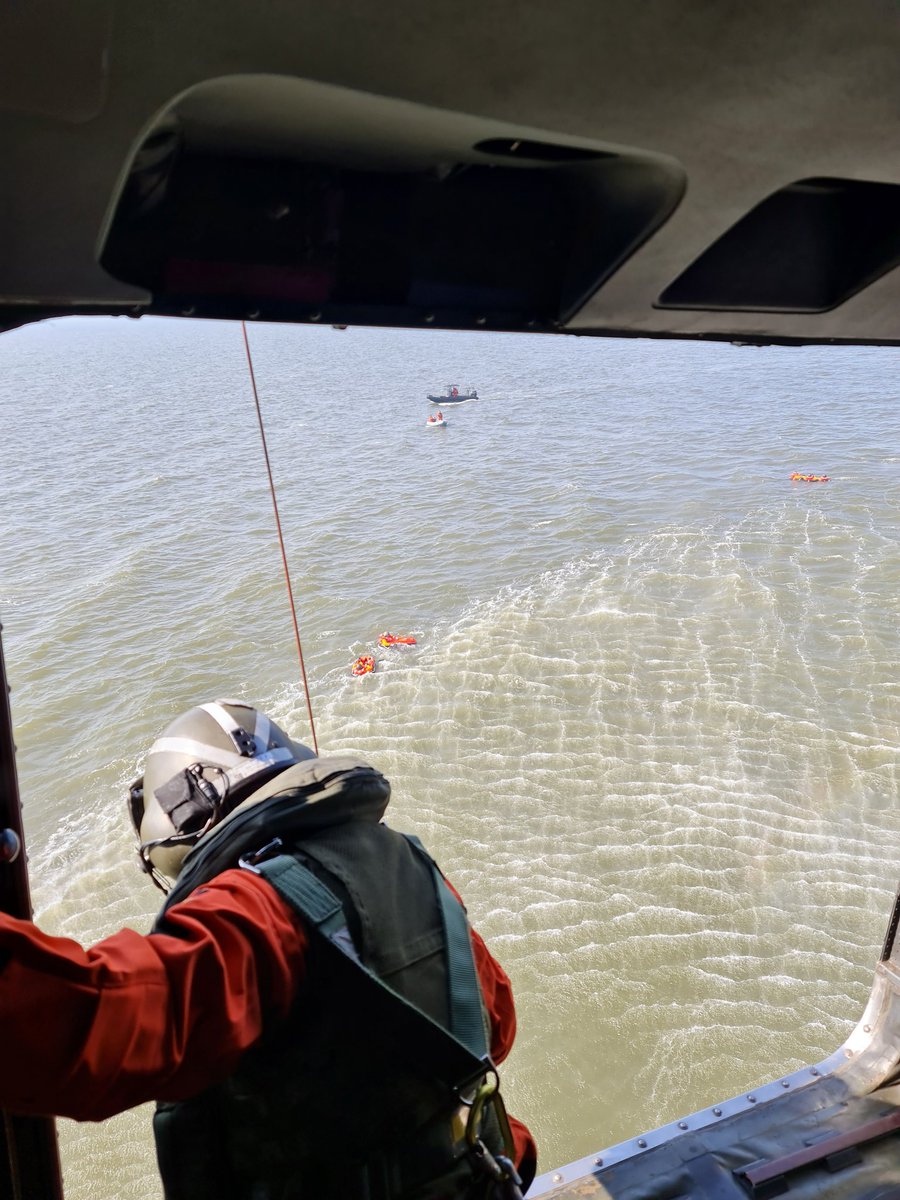 der_pilopot's tweet photo. @CdrDeuNavalAir @bundeswehrInfo @deutschemarine ... und an Ende (des Lehrgangs) kommt die #SAR. 24/7/365 bei (fast) jedem Wetter, nicht nur bei Sonnenschein und leichter Brise, wie heute in der Elbmündung. https://t.co/sbpEImJZ01