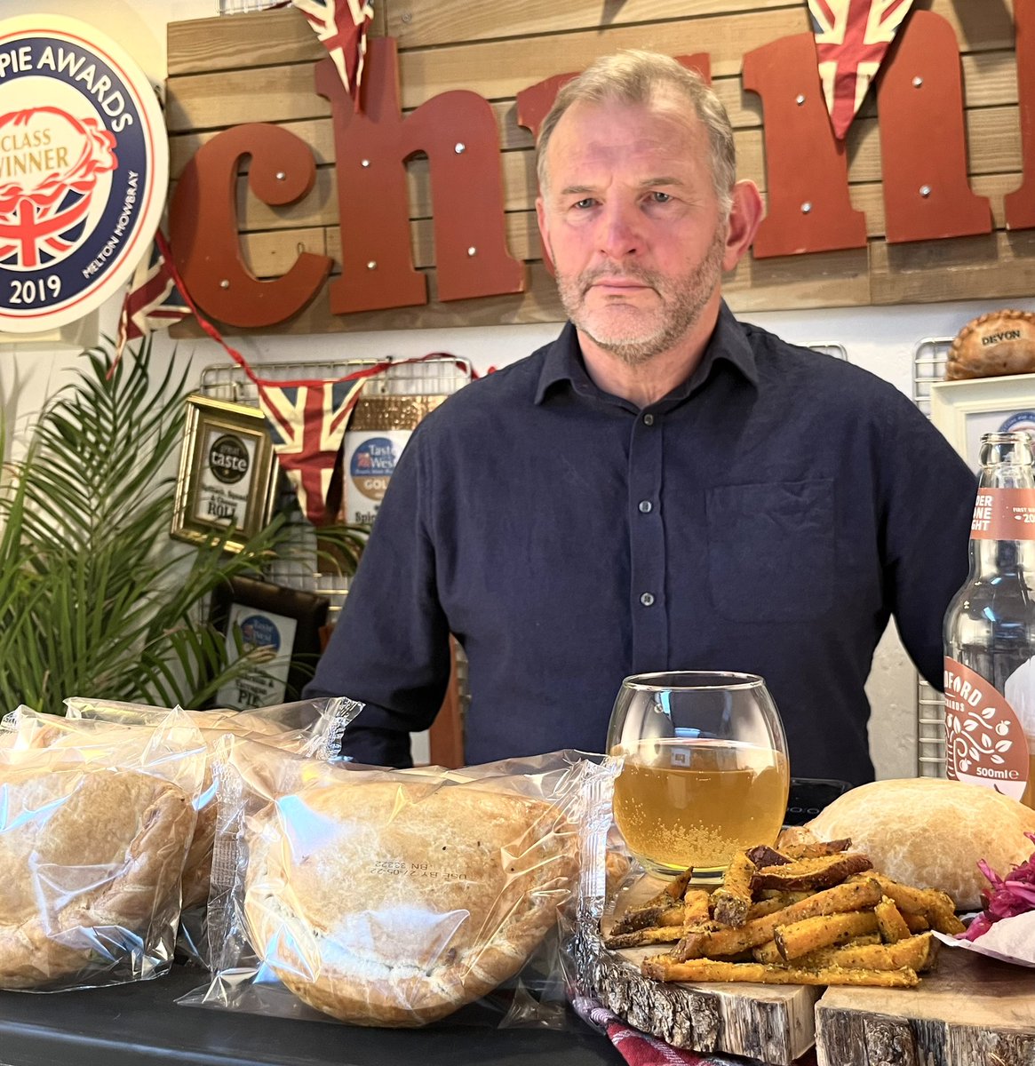 Chunk_of_Devon's tweet photo. Join us on @qvcuk this evening.
Simon will be on air live with @WillGowing. Tasting our special QVC pasty box
Perfect for any celebration!
#QVC #takeachunk #livingthepielife #handmade #pies #pasties #pieday #picnic #Jubilee #celebration #PlatinumJubilee https://t.co/jAjgNXYNdf