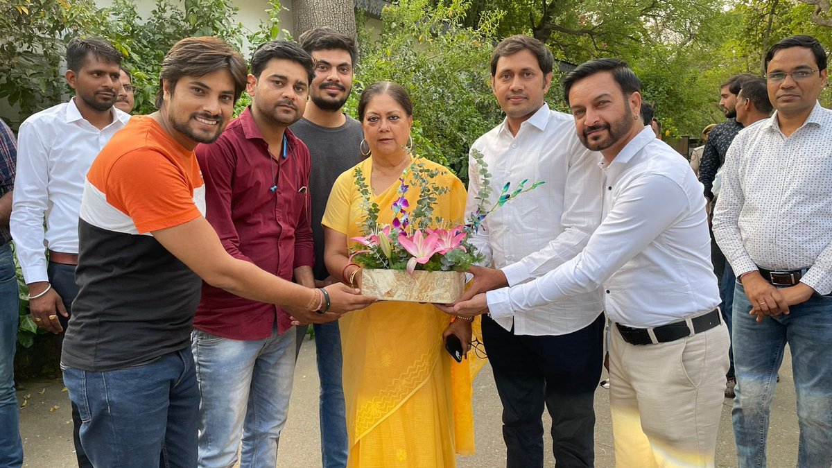 gaurav9799's tweet photo. आज राजस्थान की पूर्व मुख्यमंत्री व् भाजपा की राष्ट्रीय उपाध्यक्ष आदरणीया श्रीमती @VasundharaBJP जी से साथी कार्यकर्ताओ के साथ मिलने का सुअवसर मिला |
माननीया वसुंधरा जी से मिले आशीर्वाद और प्यार से हम अभिभूत है | https://t.co/0h1vvKS22q