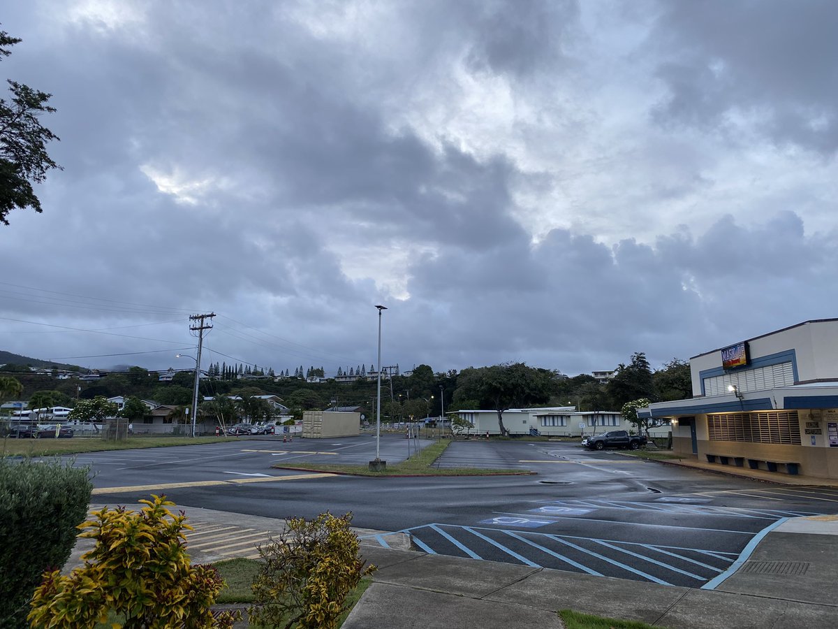 Happy Aloha Wednesday Moanalua, it’s gonna be this type of weather day, be safe on the roads. Have a good one. #mmsherd #808educate