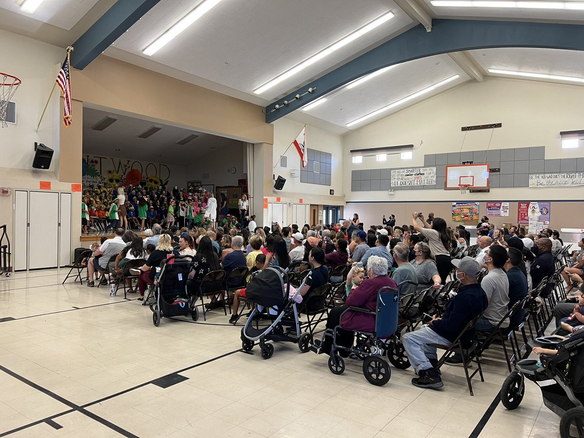 PESPrincipal17's tweet photo. 1st grade “How Does Your Garden Grow” Thanks to all of our 1st grade teachers and students for a wonderful performance! https://t.co/68iAPyZp5v