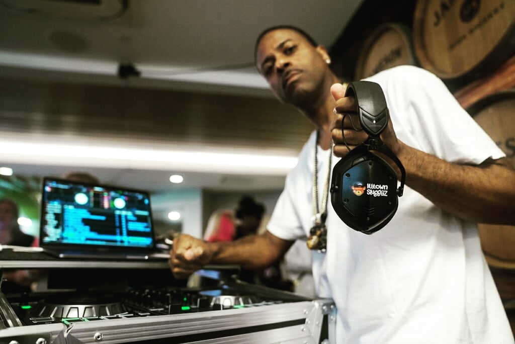 creaтe.dιgιтal мυѕιc (@createdigmanpub) on Twitter photo BRAND PARTNERSHIP | <a href="/KayGeeNBN/">KayGee (Naughty)</a> of <a href="/naughtybynature/">Naughty by Nature</a> rep'n the custom <a href="/IlltownSluggaz/">Illtown Sluggaz</a> 🐻 <a href="/VMODA/">V-MODA</a> {headphones} 🎧 & <a href="/RolandGlobal/">Roland</a> {DJ setup} 🎛🎚on the 2022 <a href="/nkotb/">New Kids on the Block</a> Mixtape Tour {brand partnership powered} by <a href="/createdigmanpub/">creaтe.dιgιтal мυѕιc</a> {special thanks} <a href="/URBANWORLDMGT/">URBAN WORLD MGMT</a>
#brandambassador #roland BRAND PARTNERSHIP | <a href="/KayGeeNBN/">KayGee (Naughty)</a> of <a href="/naughtybynature/">Naughty by Nature</a> rep'n the custom <a href="/IlltownSluggaz/">Illtown Sluggaz</a> 🐻 <a href="/VMODA/">V-MODA</a> {headphones} 🎧 & <a href="/RolandGlobal/">Roland</a> {DJ setup} 🎛🎚on the 2022 <a href="/nkotb/">New Kids on the Block</a> Mixtape Tour {brand partnership powered} by <a href="/createdigmanpub/">creaтe.dιgιтal мυѕιc</a> {special thanks} <a href="/URBANWORLDMGT/">URBAN WORLD MGMT</a>
#brandambassador #roland