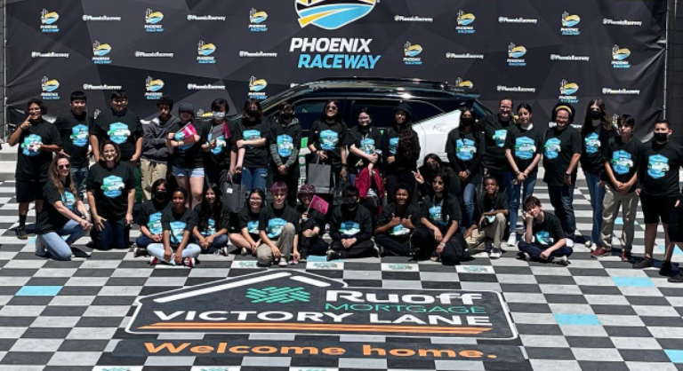 EcoCARChallenge's tweet photo. The #EcoCAR Demo Day was an action-packed success! 30 middle schoolers got the chance to learn all things EcoCAR, create their own breadboard vehicles, race them at the Phoenix Raceway track and more! 🚗 🔋 

Learn more: https://t.co/Q2uomH68BK

#Year4Competition #BlazerShowdown https://t.co/lB2hCBsa3g