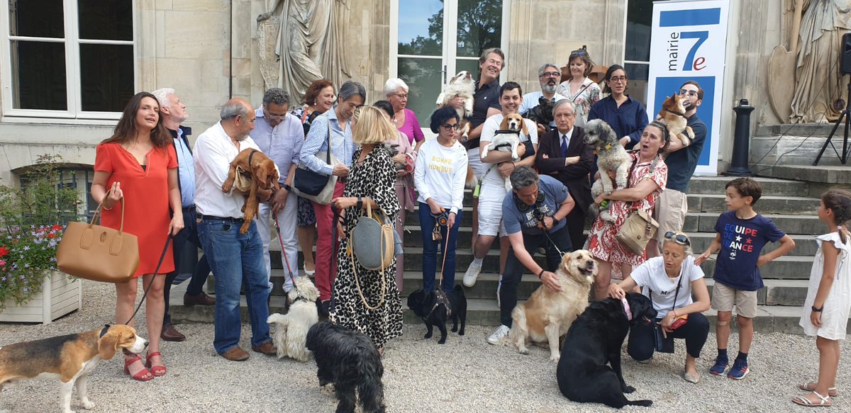 #Apéritifcanin 🐕🐕‍🦺🐩 🐾 @datirachida et #Paname007 heureux de retrouver les habitants #Paris7 et leurs chiens pour un moment convivial dans le jardin de la @mairie7 
Merci à notre partenaire #twotails #paris7