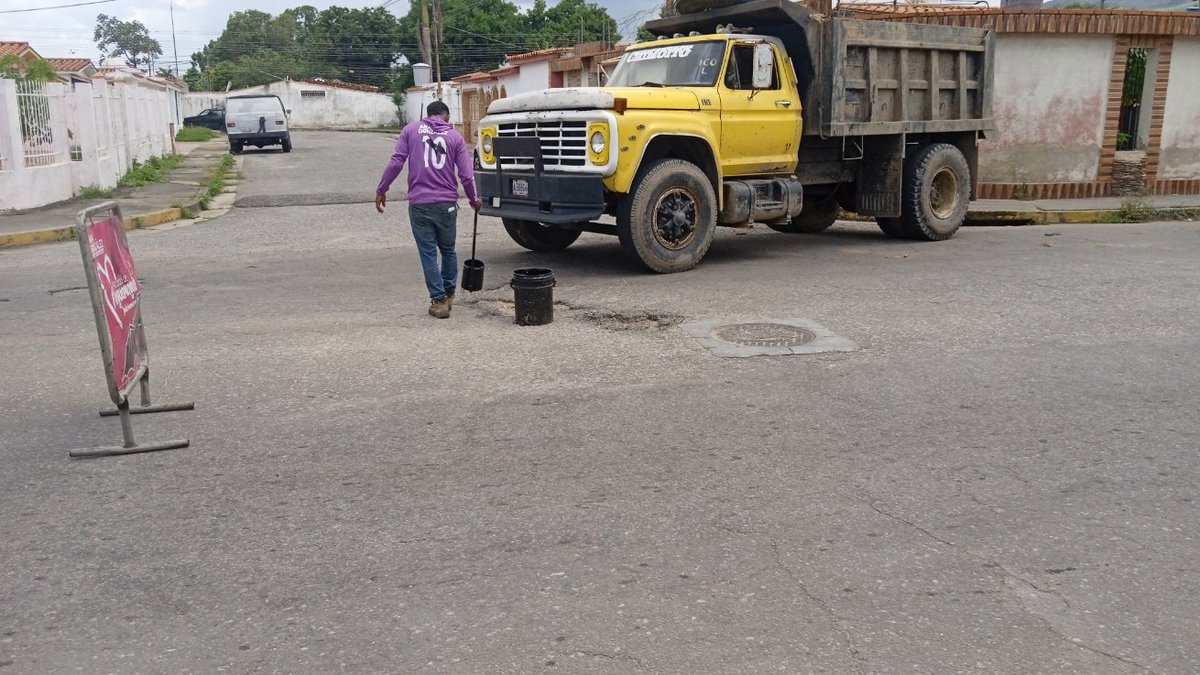 Después de más de 5 años de lucha de los vecinos de  La parroquia Santa Marta, hoy la <a href="/alc_naguanagua/">Alcaldía de Naguanagua</a> <a href="/gonzalez10ana_/">Ana Virginia González</a> iniciaron la jornada de bacheo de la Av principal de la campiña ll.