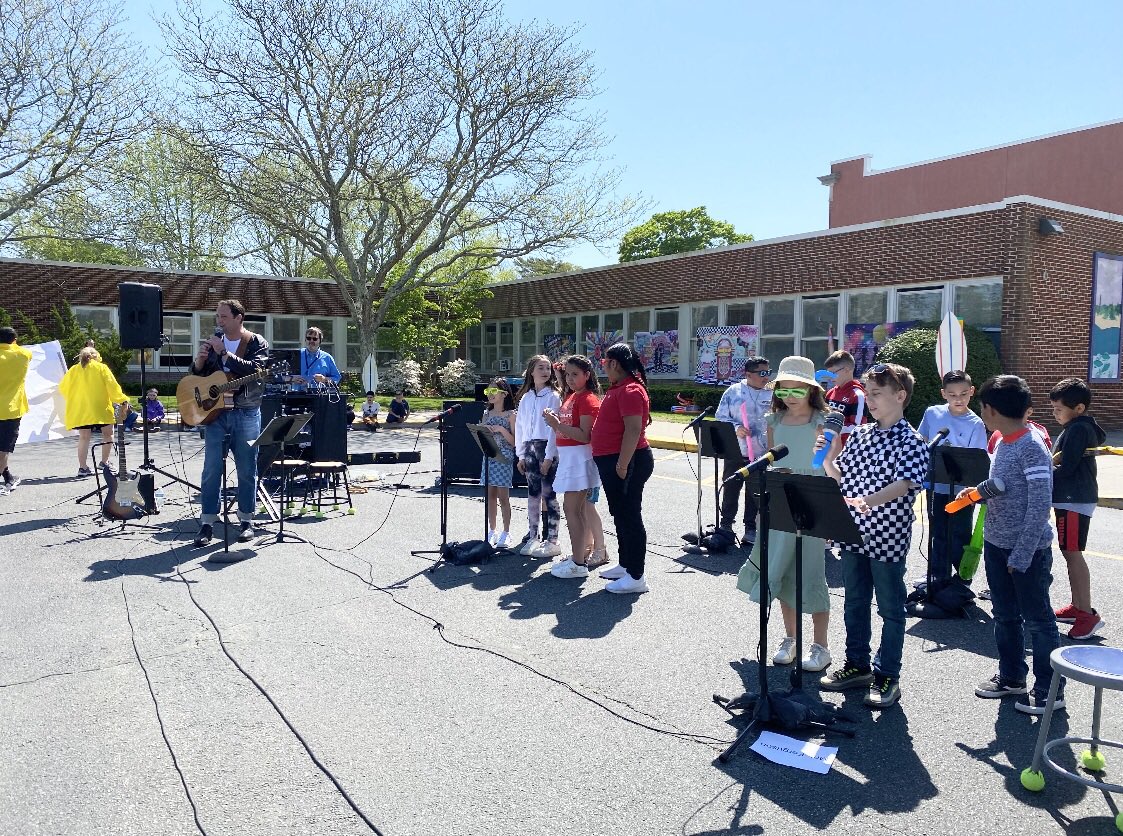 WendyAlberti's tweet photo. Rocking the Decades Concert with 4th Graders #WeAreHB #HBStrong @HamptonBaysES https://t.co/0s0jqKmZtK