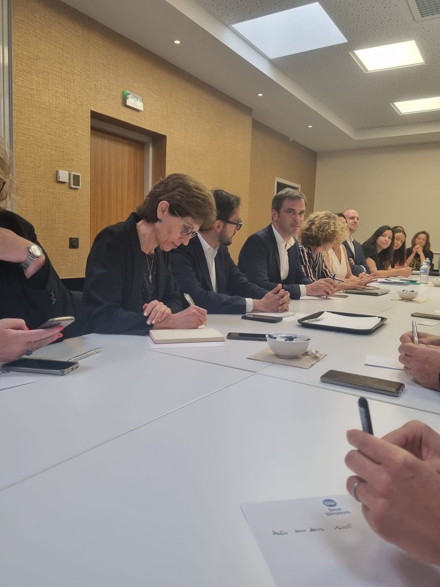 Hier avait lieu à Ris Orangis une réunion entre les élus et  pro de santé du 91, APA de Géant a participé. 
Défendre et mettre en avant  notre métier auprès de Monsieur le ministre <a href="/olivierveran/">Olivier Véran</a> merci pour son écoute. 
Merci Mme Guévenoux, députée, pour cette invitation.