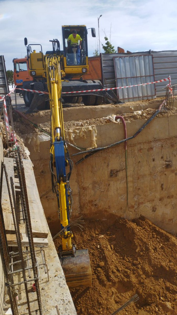 Vaciado de solar en La granja, en León
próximamente nuevas viviendas

#excavaciones  #excavaciones  #derribos  #movimientodetierras  #excavacionesmancenido #vaciadodesolar