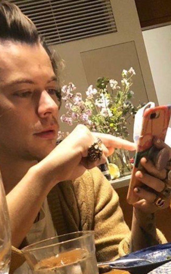 ot5sunflower's tweet photo. Harry while picking the gifs https://t.co/wMD8tOharQ