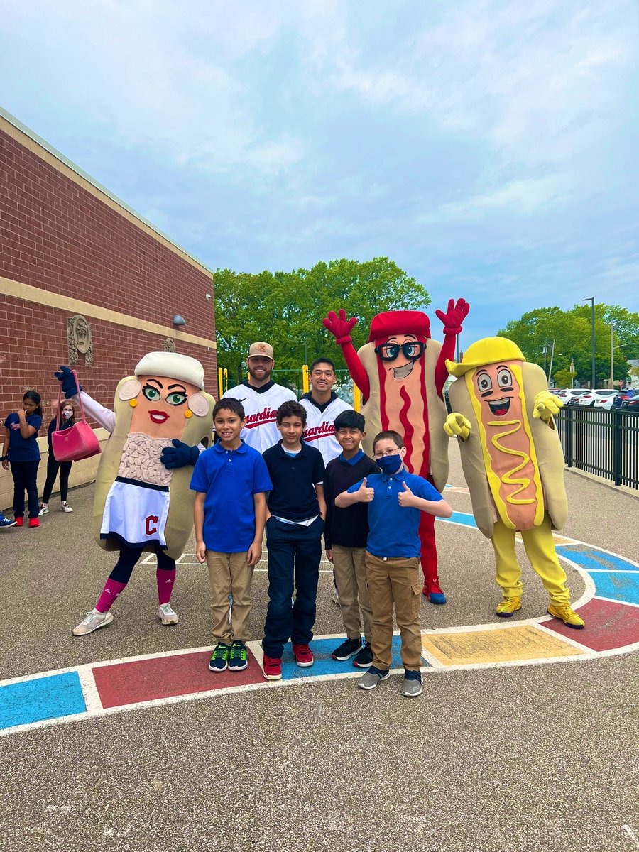 Guardians Players Steven Kwan and @OwenMiller8 stopped by @wrharperschool to answer some questions, take some pictures, and get the kids ready for Summer! #ForTheLand