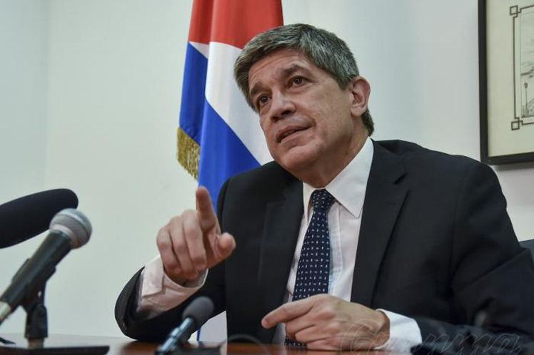 CubaMINREX's tweet photo. .@CarlosFdeCossio | "Los anuncios realizados por el Departamento de Estado han tenido una alta carga de lenguaje hostil hacia #Cuba 🇨🇺  y una dosis de demagogia".

1/2 https://t.co/FRMENWZGIe
