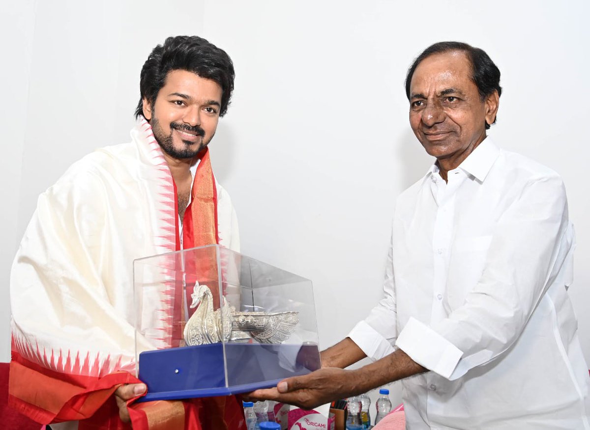 TnagarAppu's tweet photo. தெலங்கானா முதல்வர் சந்திரசேகர் ராவை சந்தித்தார் மக்கள் இயக்கத் தலைவர் தளபதி @actorvijay அவர்கள்
மரியாதை நிமித்தமான சந்திப்பு எனத் தகவல்..@BussyAnand @VMI_Thanjai @PondySaravanan @SaravananEcr https://t.co/AZRM8LNaeN