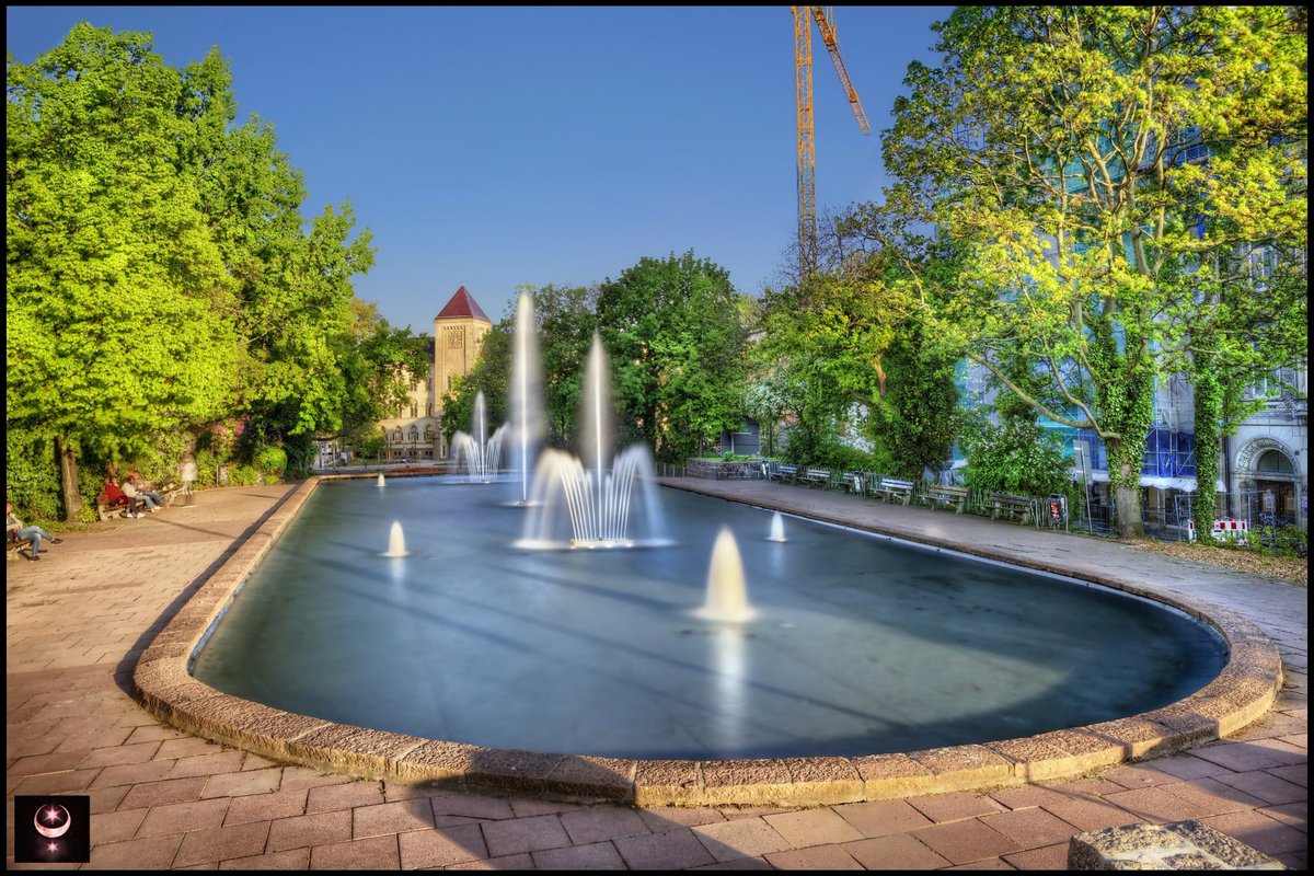 #Halle Blick über den Brunnen am Joliot-Curie-Platz in Richtung ehem. Hauptpost. Bleibt gesund und munter!!!☮