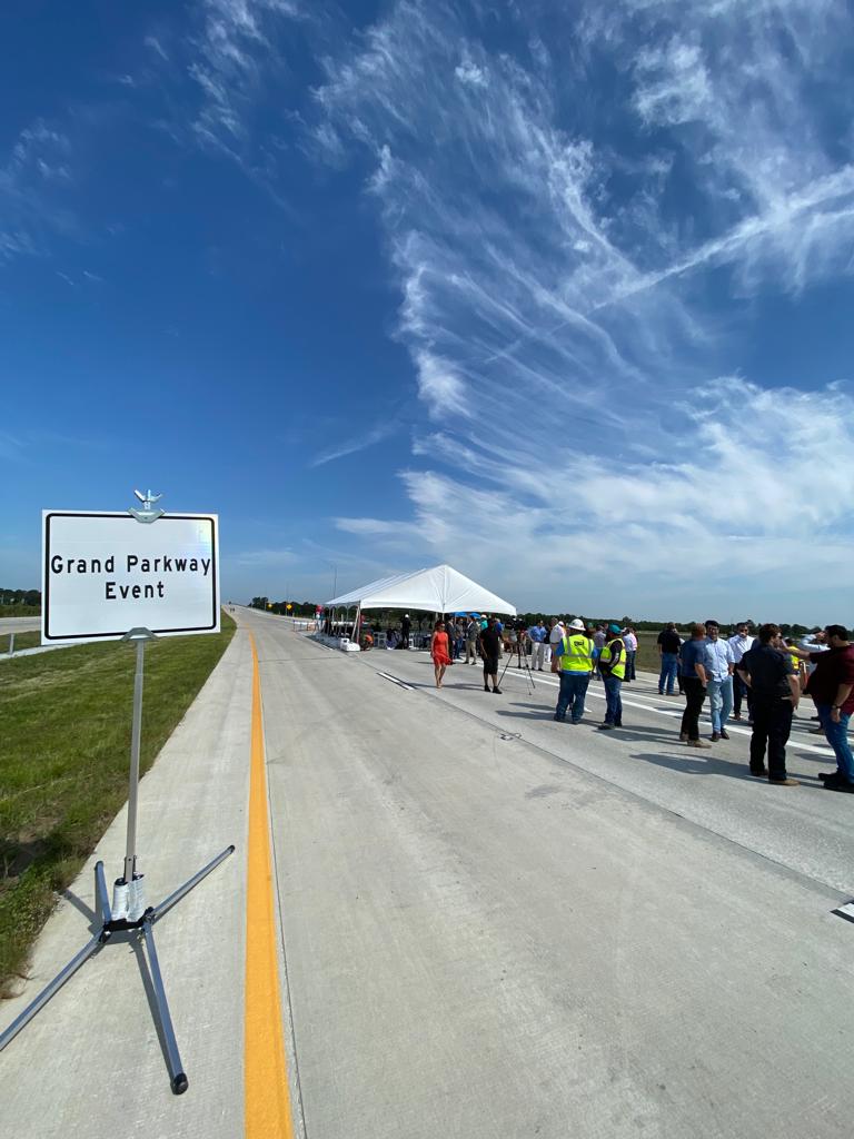 ferrovial_es's tweet photo. Hoy, junto con @TxDOT, celebramos la apertura de la autopista #SH99 Grand Parkway. Este proyecto ha incluido el diseño y la construcción de secciones de carretera en Houston que ayudarán a mejorar la conectividad dentro de la red de transporte existente y a reducir la congestión. https://t.co/lEKz6h8J48