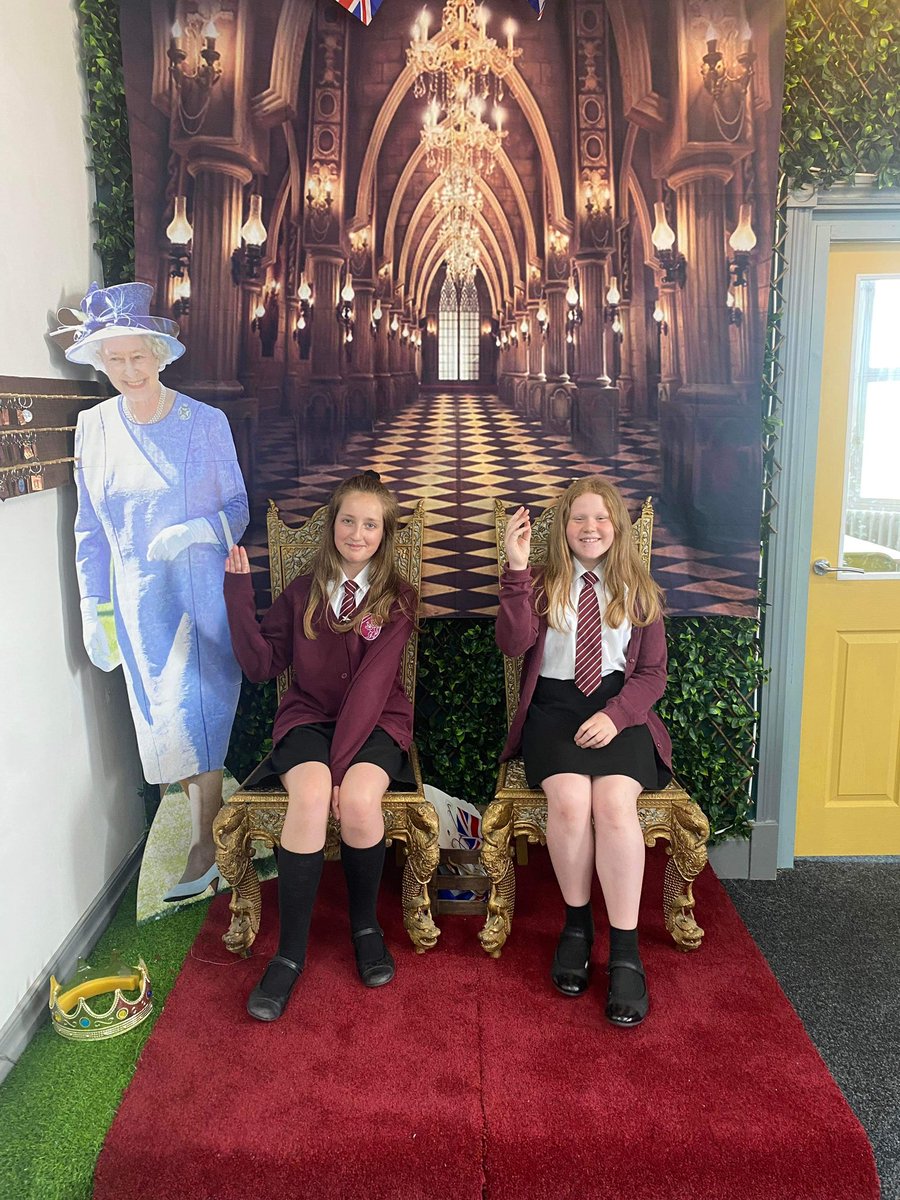 DeLacyPrimary's tweet photo. Our Year 6 children were thrilled to take part in the @PontefractCivic window display competition today for the jubilee! π #Jubilee #PlatinumJubilee #windowcompetition https://t.co/YuUhdIr62m
