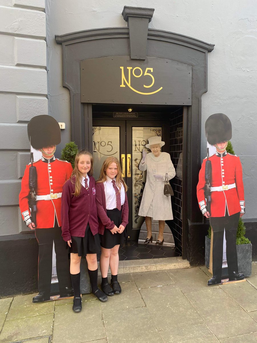 DeLacyPrimary's tweet photo. Our Year 6 children were thrilled to take part in the @PontefractCivic window display competition today for the jubilee! π #Jubilee #PlatinumJubilee #windowcompetition https://t.co/YuUhdIr62m